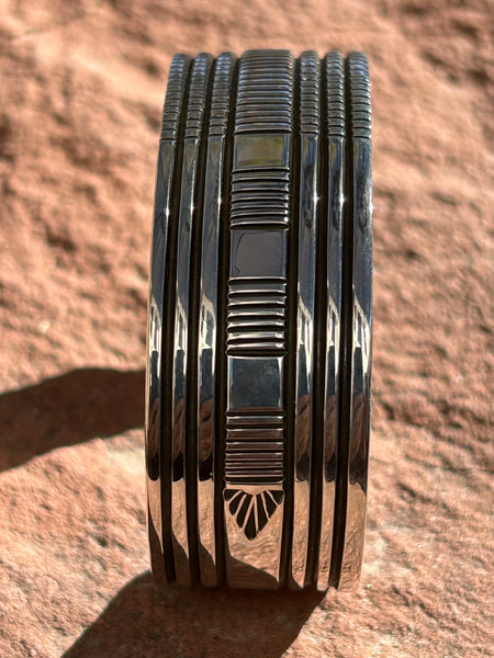 Navajo handcrafted sterling silver bracelet.  LZ066