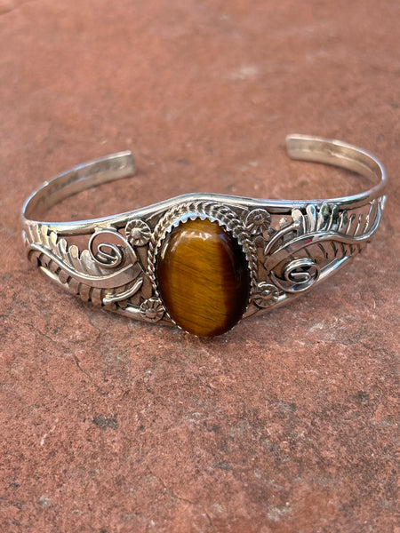 Navajo handcrafted sterling silver and Tiger Eye bracelet. LZ047