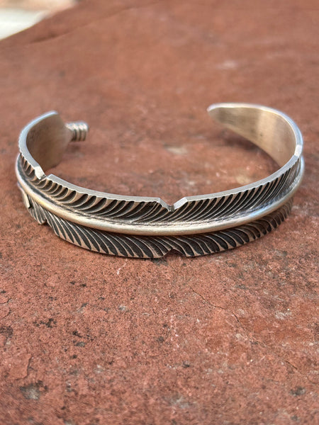 Navajo hand made sterling silver bracelet. LZ052.