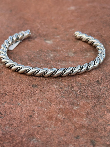 Navajo handcrafted sterling silver bracelet. LZ058