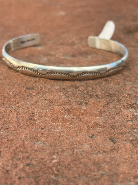 Navajo handcrafted sterling silver bracelet. LZ059