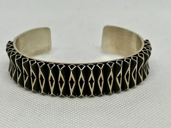 Navajo handcrafted sterling silver bracelet by Leander Tahe. LZ799