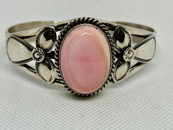 Navajo handcrafted sterling silver with genuine pink Conch shell bracelet. LZ801