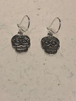 Flat skull earrings in sterling silver. PS11